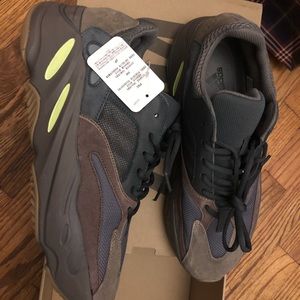Yeezy 700 Mauve brand newUS 8, 8.5 and 10.5